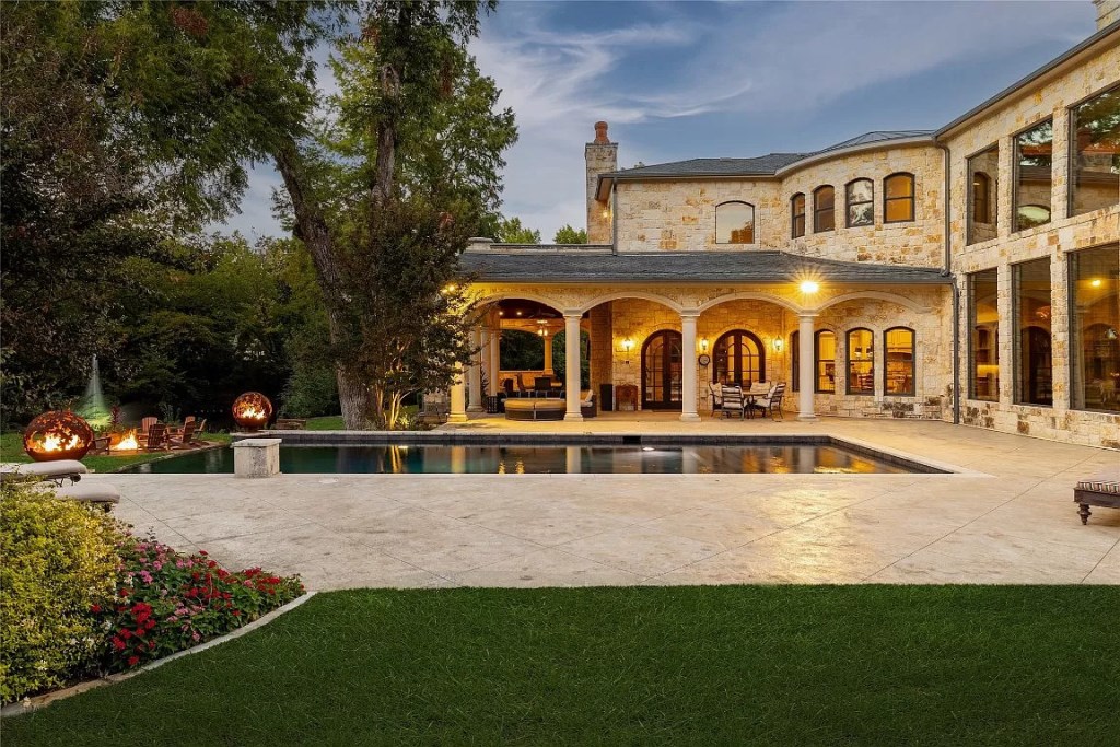 Sculpted Elegance: Unveiling a $5,850,000 5-Bed Home on 2 Acres in Dallas, Texas