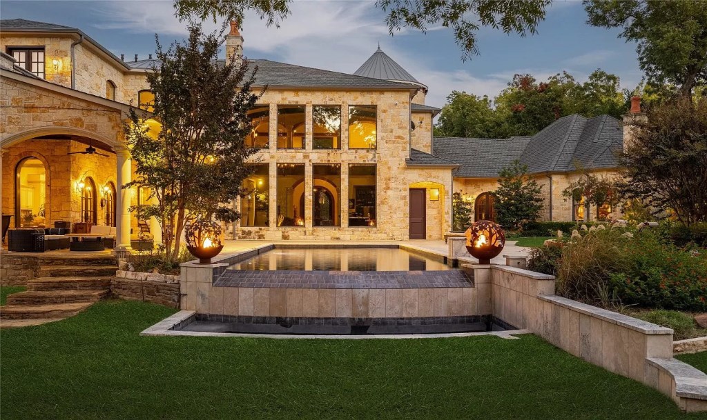Sculpted Elegance: Unveiling a $5,850,000 5-Bed Home on 2 Acres in Dallas, Texas