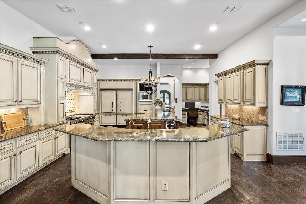 Sculpted Elegance: Unveiling a $5,850,000 5-Bed Home on 2 Acres in Dallas, Texas