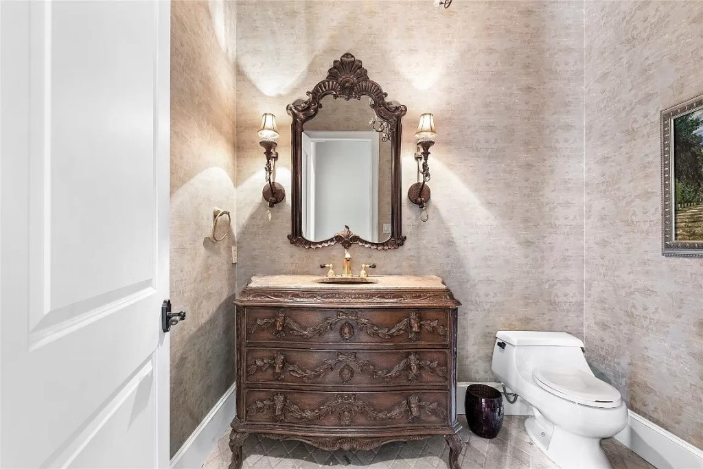 Sculpted Elegance: Unveiling a $5,850,000 5-Bed Home on 2 Acres in Dallas, Texas