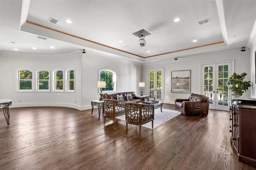 Sculpted Elegance: Unveiling a $5,850,000 5-Bed Home on 2 Acres in Dallas, Texas