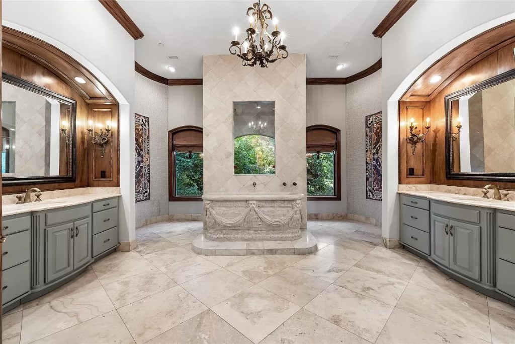 Sculpted Elegance: Unveiling a $5,850,000 5-Bed Home on 2 Acres in Dallas, Texas