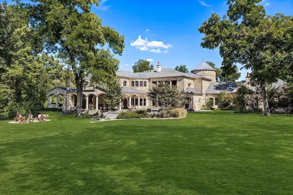 Sculpted Elegance: Unveiling a $5,850,000 5-Bed Home on 2 Acres in Dallas, Texas