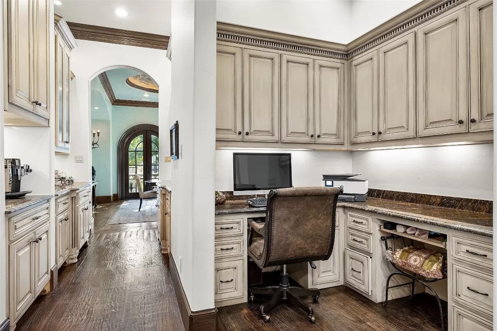 Sculpted Elegance: Unveiling a $5,850,000 5-Bed Home on 2 Acres in Dallas, Texas