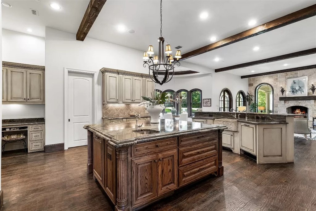 Sculpted Elegance: Unveiling a $5,850,000 5-Bed Home on 2 Acres in Dallas, Texas
