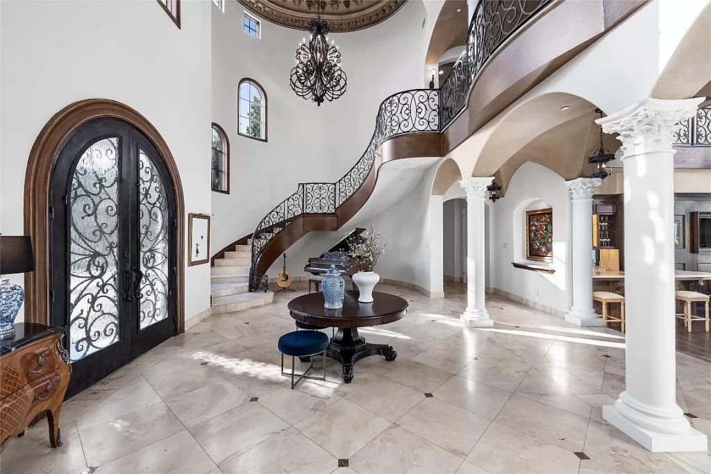 Sculpted Elegance: Unveiling a $5,850,000 5-Bed Home on 2 Acres in Dallas, Texas