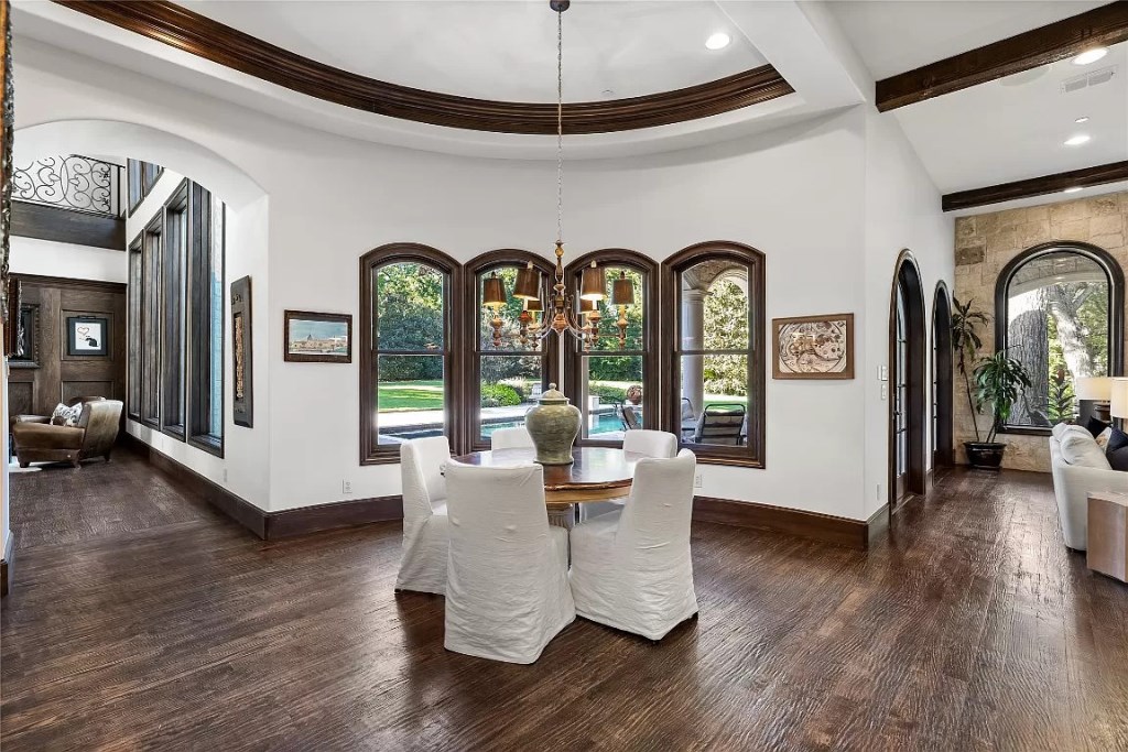 Sculpted Elegance: Unveiling a $5,850,000 5-Bed Home on 2 Acres in Dallas, Texas