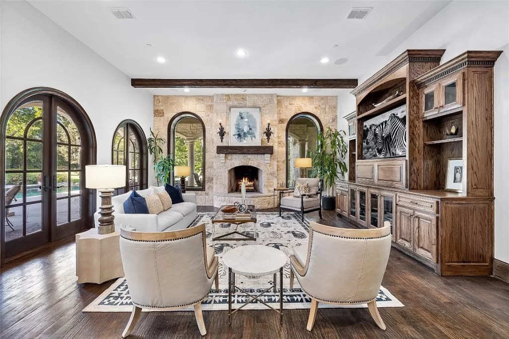 Sculpted Elegance: Unveiling a $5,850,000 5-Bed Home on 2 Acres in Dallas, Texas