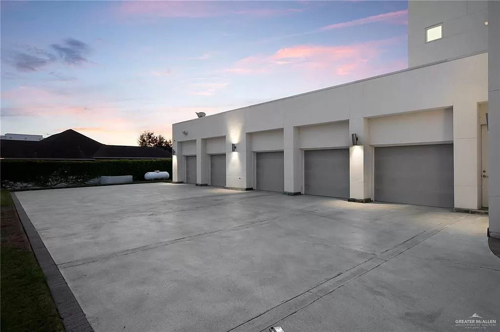 7603 N 2nd Ln McAllen TX 78504 25