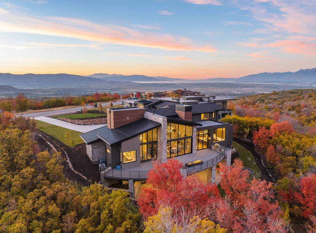 927 South Summit Creek Drive Home in Woodland Hills, Utah. Step into your custom dream home in Summit Creek, offering luxury living and unparalleled natural beauty. This magnificent residence, spanning 8,043 square feet on a .90-acre lot, presents stunning views of mountains and valleys. Floor-to-ceiling windows bathe the open-concept interior in natural light and provide uninterrupted scenic views. 