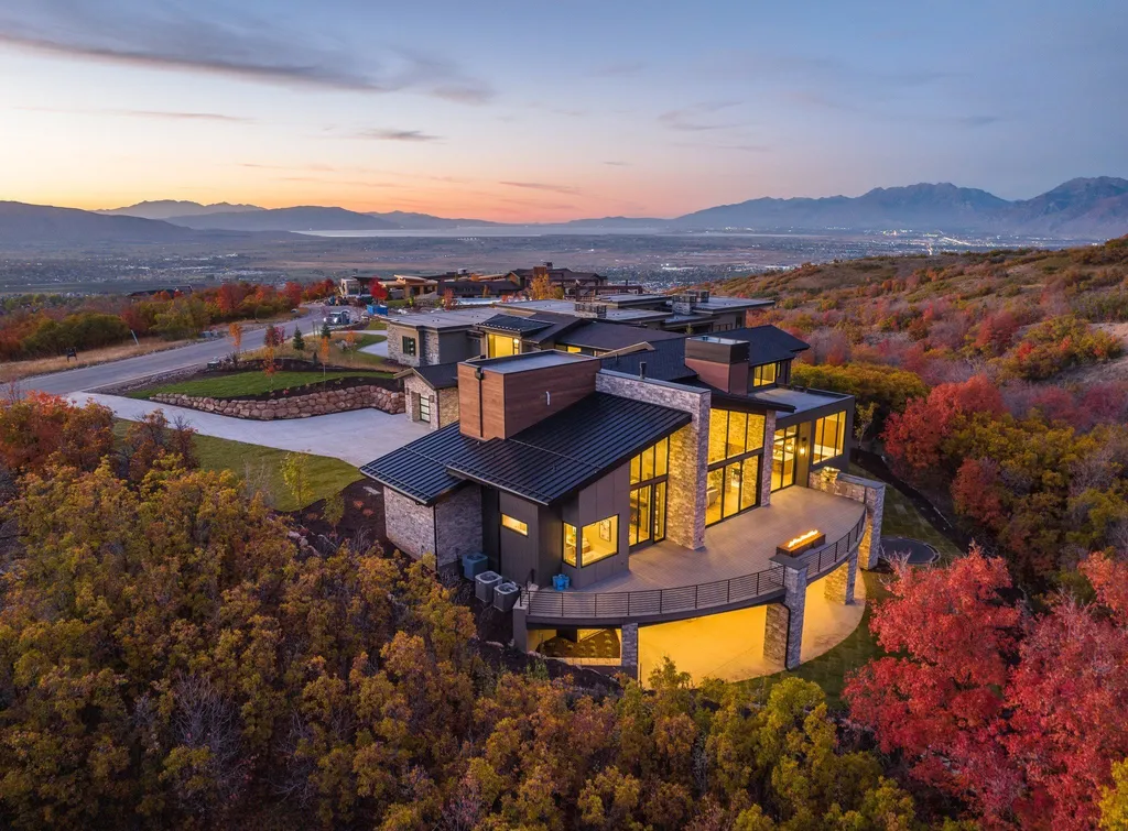 927 South Summit Creek Drive Home in Woodland Hills, Utah. Step into your custom dream home in Summit Creek, offering luxury living and unparalleled natural beauty. This magnificent residence, spanning 8,043 square feet on a .90-acre lot, presents stunning views of mountains and valleys. Floor-to-ceiling windows bathe the open-concept interior in natural light and provide uninterrupted scenic views. 