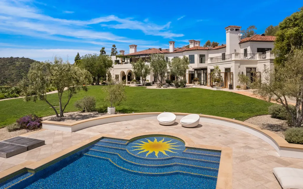 9904 Kip Drive Home in Beverly Hills, California. Enter the world of opulence and exclusivity with this celebrity compound behind gated privacy. Designed by KAA Associates, the 25,000 SF estate boasts 7 bedrooms, 13 bathrooms, lush gardens, and stunning canyon, city, and ocean views. 