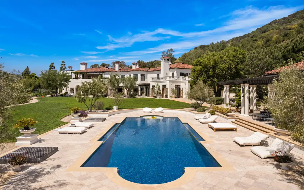 9904 Kip Drive Home in Beverly Hills, California. Enter the world of opulence and exclusivity with this celebrity compound behind gated privacy. Designed by KAA Associates, the 25,000 SF estate boasts 7 bedrooms, 13 bathrooms, lush gardens, and stunning canyon, city, and ocean views. 