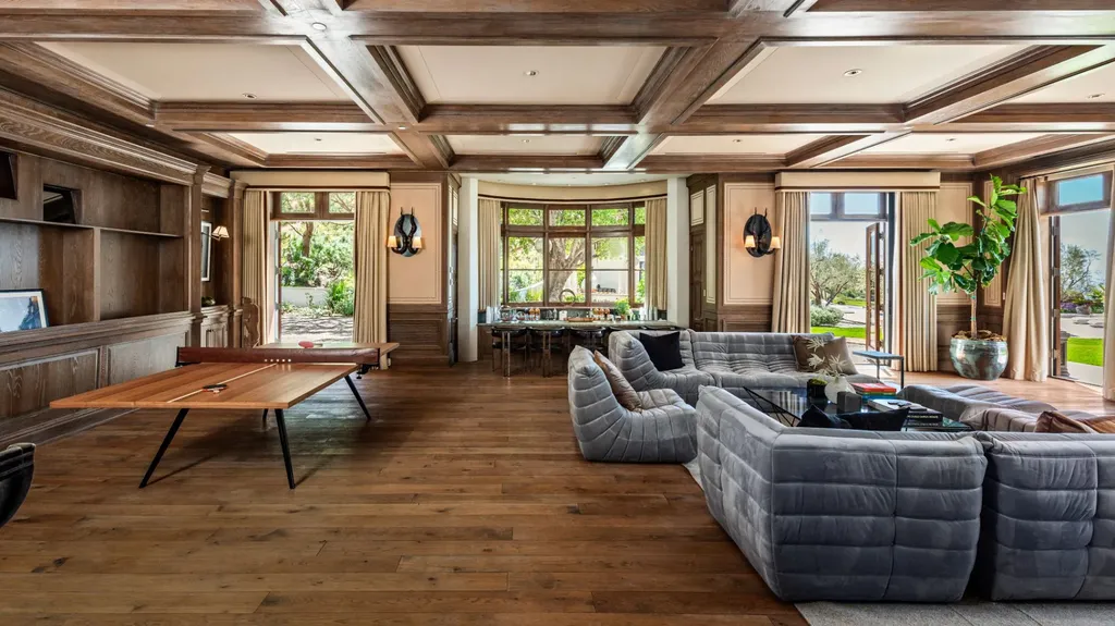 9904 Kip Drive Home in Beverly Hills, California. Enter the world of opulence and exclusivity with this celebrity compound behind gated privacy. Designed by KAA Associates, the 25,000 SF estate boasts 7 bedrooms, 13 bathrooms, lush gardens, and stunning canyon, city, and ocean views. 