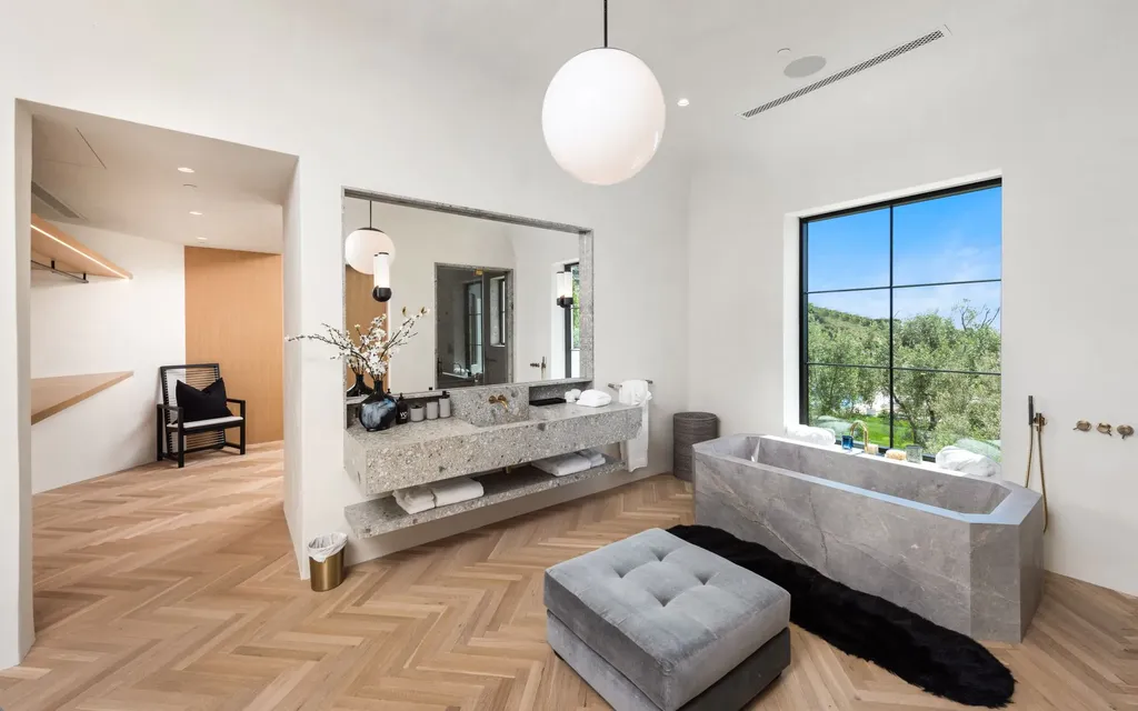 9904 Kip Drive Home in Beverly Hills, California. Enter the world of opulence and exclusivity with this celebrity compound behind gated privacy. Designed by KAA Associates, the 25,000 SF estate boasts 7 bedrooms, 13 bathrooms, lush gardens, and stunning canyon, city, and ocean views. 