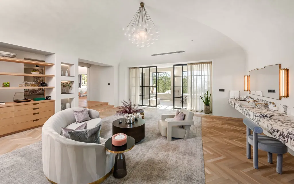 9904 Kip Drive Home in Beverly Hills, California. Enter the world of opulence and exclusivity with this celebrity compound behind gated privacy. Designed by KAA Associates, the 25,000 SF estate boasts 7 bedrooms, 13 bathrooms, lush gardens, and stunning canyon, city, and ocean views. 