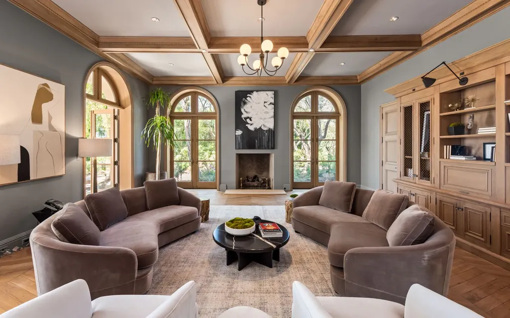 9904 Kip Drive Home in Beverly Hills, California. Enter the world of opulence and exclusivity with this celebrity compound behind gated privacy. Designed by KAA Associates, the 25,000 SF estate boasts 7 bedrooms, 13 bathrooms, lush gardens, and stunning canyon, city, and ocean views. 