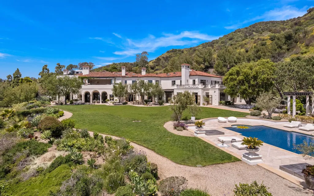 9904 Kip Drive Home in Beverly Hills, California. Enter the world of opulence and exclusivity with this celebrity compound behind gated privacy. Designed by KAA Associates, the 25,000 SF estate boasts 7 bedrooms, 13 bathrooms, lush gardens, and stunning canyon, city, and ocean views. 