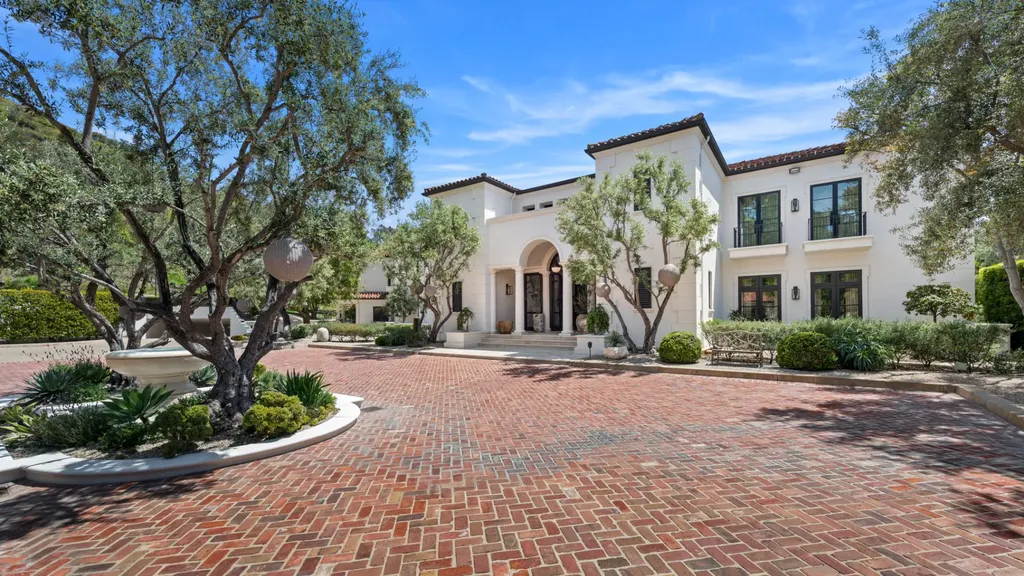 9904 Kip Drive Home in Beverly Hills, California. Enter the world of opulence and exclusivity with this celebrity compound behind gated privacy. Designed by KAA Associates, the 25,000 SF estate boasts 7 bedrooms, 13 bathrooms, lush gardens, and stunning canyon, city, and ocean views. 