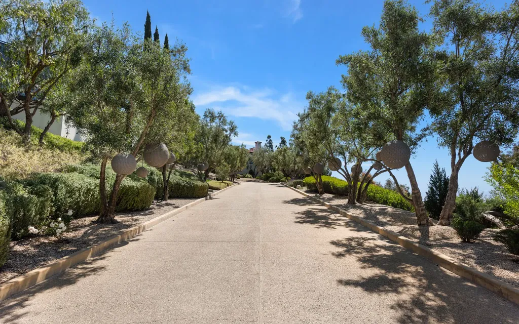 9904 Kip Drive Home in Beverly Hills, California. Enter the world of opulence and exclusivity with this celebrity compound behind gated privacy. Designed by KAA Associates, the 25,000 SF estate boasts 7 bedrooms, 13 bathrooms, lush gardens, and stunning canyon, city, and ocean views. 
