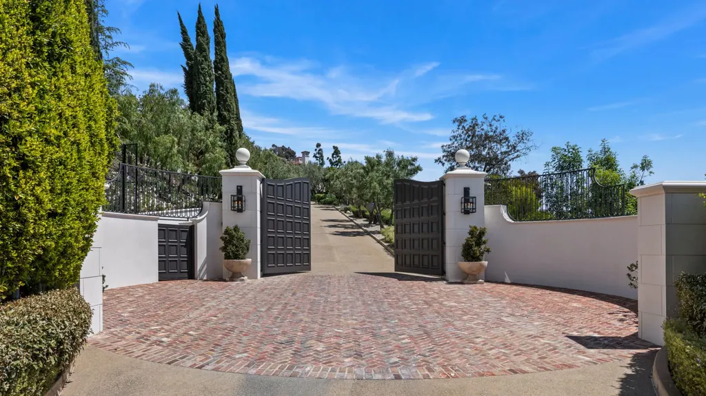 9904 Kip Drive Home in Beverly Hills, California. Enter the world of opulence and exclusivity with this celebrity compound behind gated privacy. Designed by KAA Associates, the 25,000 SF estate boasts 7 bedrooms, 13 bathrooms, lush gardens, and stunning canyon, city, and ocean views. 