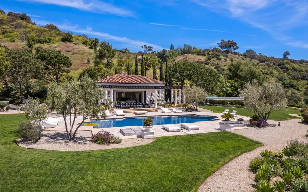 9904 Kip Drive Home in Beverly Hills, California. Enter the world of opulence and exclusivity with this celebrity compound behind gated privacy. Designed by KAA Associates, the 25,000 SF estate boasts 7 bedrooms, 13 bathrooms, lush gardens, and stunning canyon, city, and ocean views. 