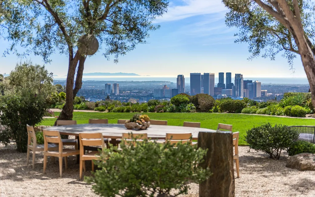 9904 Kip Drive Home in Beverly Hills, California. Enter the world of opulence and exclusivity with this celebrity compound behind gated privacy. Designed by KAA Associates, the 25,000 SF estate boasts 7 bedrooms, 13 bathrooms, lush gardens, and stunning canyon, city, and ocean views. 