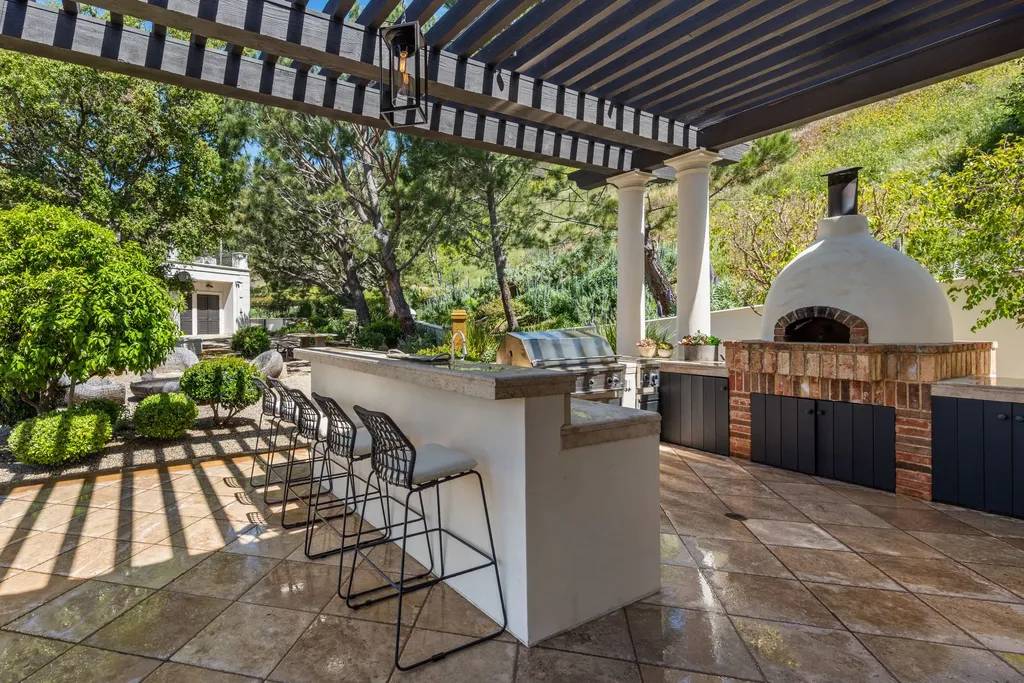 9904 Kip Drive Home in Beverly Hills, California. Enter the world of opulence and exclusivity with this celebrity compound behind gated privacy. Designed by KAA Associates, the 25,000 SF estate boasts 7 bedrooms, 13 bathrooms, lush gardens, and stunning canyon, city, and ocean views. 