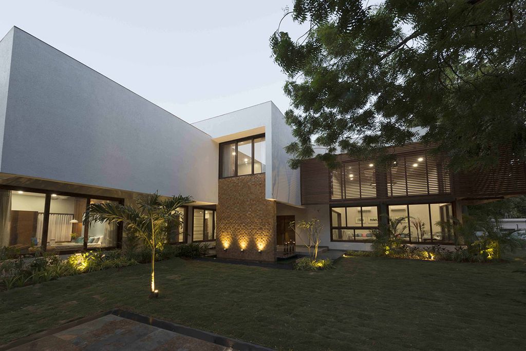 L House Combines Stark and Clean volumes by The Grid Architects