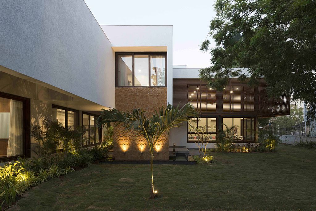 L House Combines Stark and Clean volumes by The Grid Architects