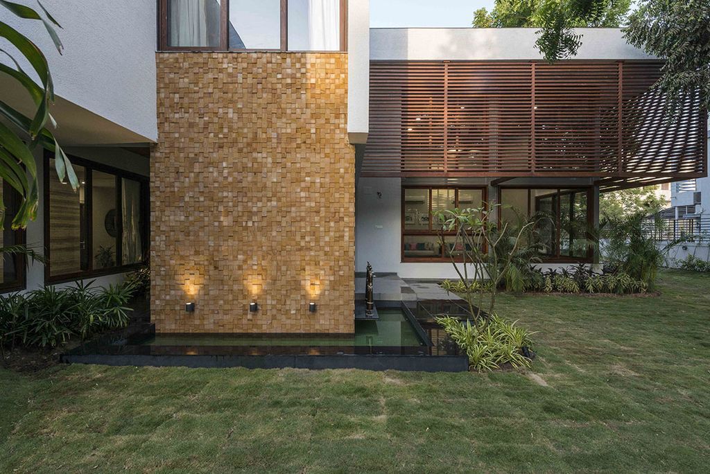 L House Combines Stark and Clean volumes by The Grid Architects