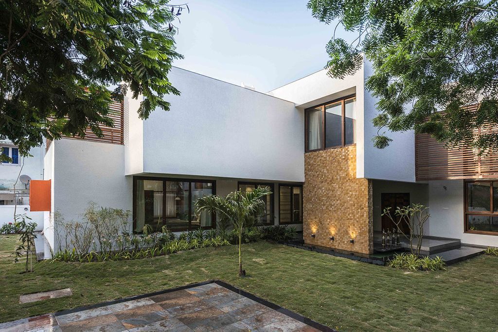 L House Combines Stark and Clean volumes by The Grid Architects