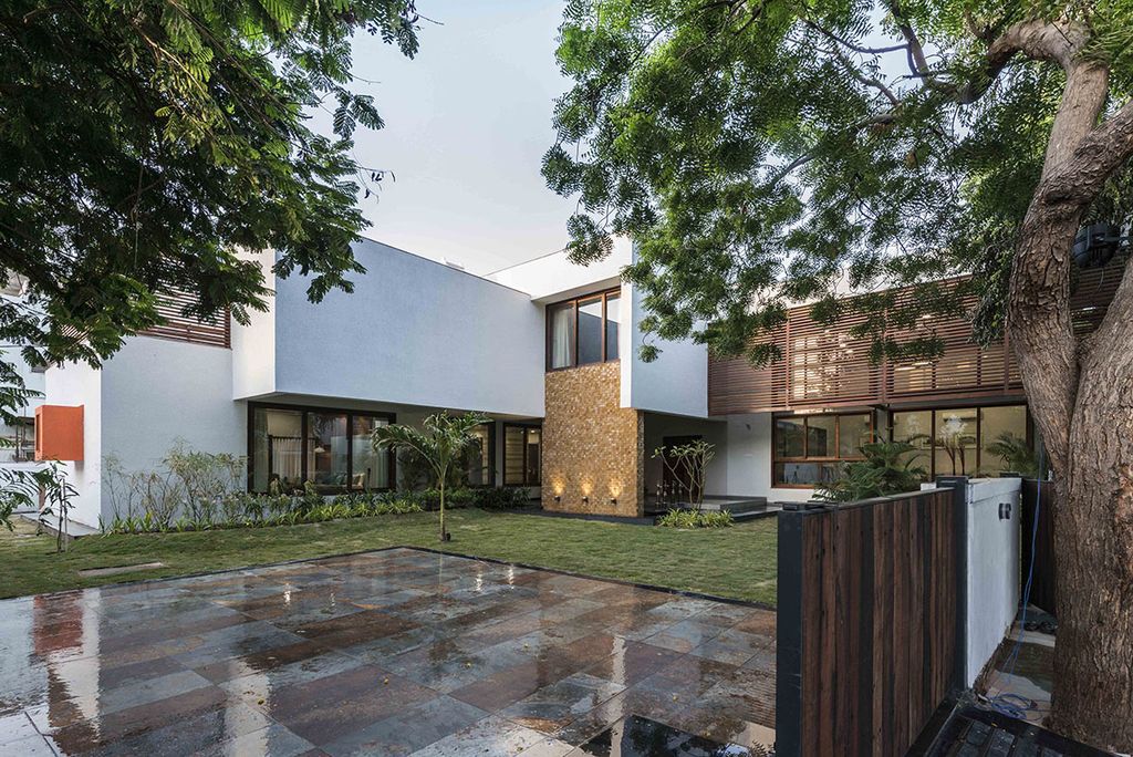 L House Combines Stark and Clean volumes by The Grid Architects