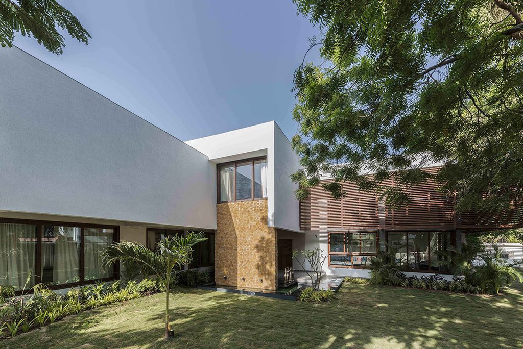 L House Combines Stark and Clean volumes by The Grid Architects