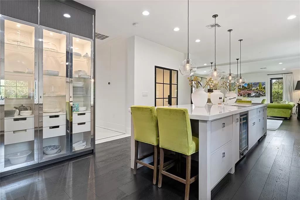 Discover Winter Park's epitome of luxury living in this architectural masterpiece by award-winning architect Larry Boerder. Just steps from Park Avenue's upscale boutiques and restaurants, this 2021-built estate boasts opulence at every turn.