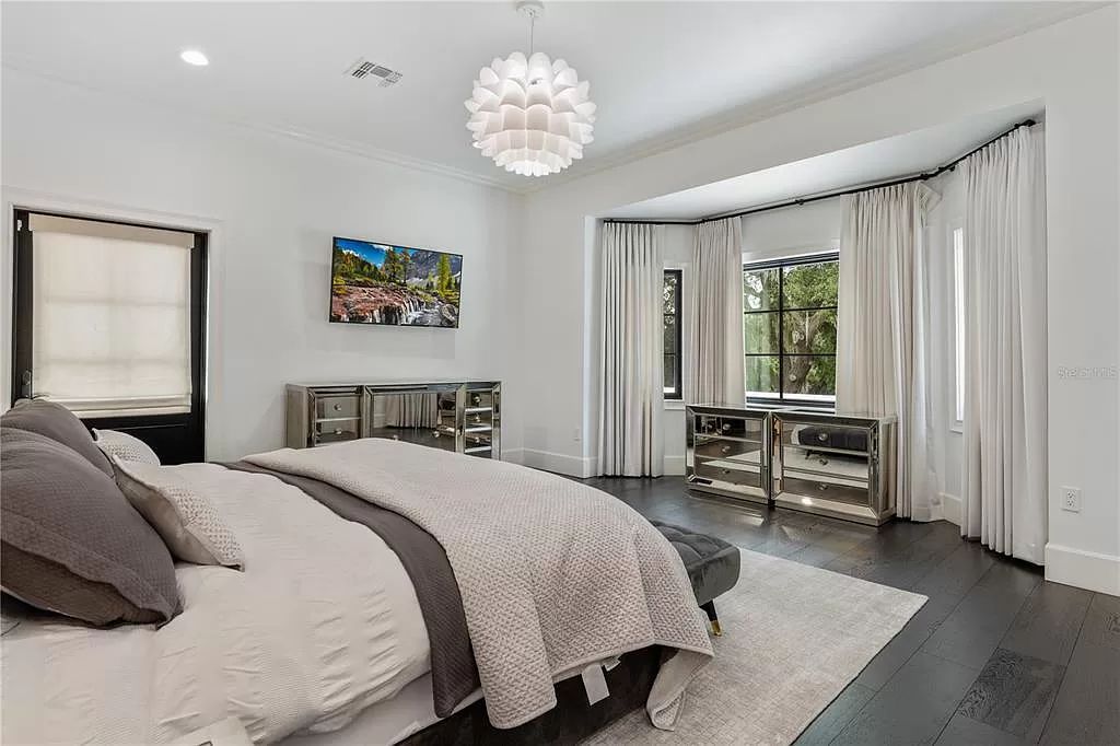 Discover Winter Park's epitome of luxury living in this architectural masterpiece by award-winning architect Larry Boerder. Just steps from Park Avenue's upscale boutiques and restaurants, this 2021-built estate boasts opulence at every turn.