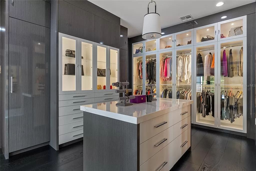 Discover Winter Park's epitome of luxury living in this architectural masterpiece by award-winning architect Larry Boerder. Just steps from Park Avenue's upscale boutiques and restaurants, this 2021-built estate boasts opulence at every turn.
