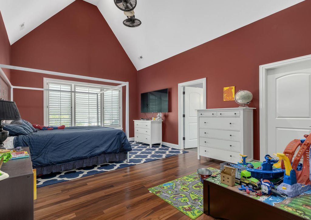 Majestic Custom Built Home on Over an Acre Backing to Woods in Burr Ridge Illinois Offered at 2999900 27