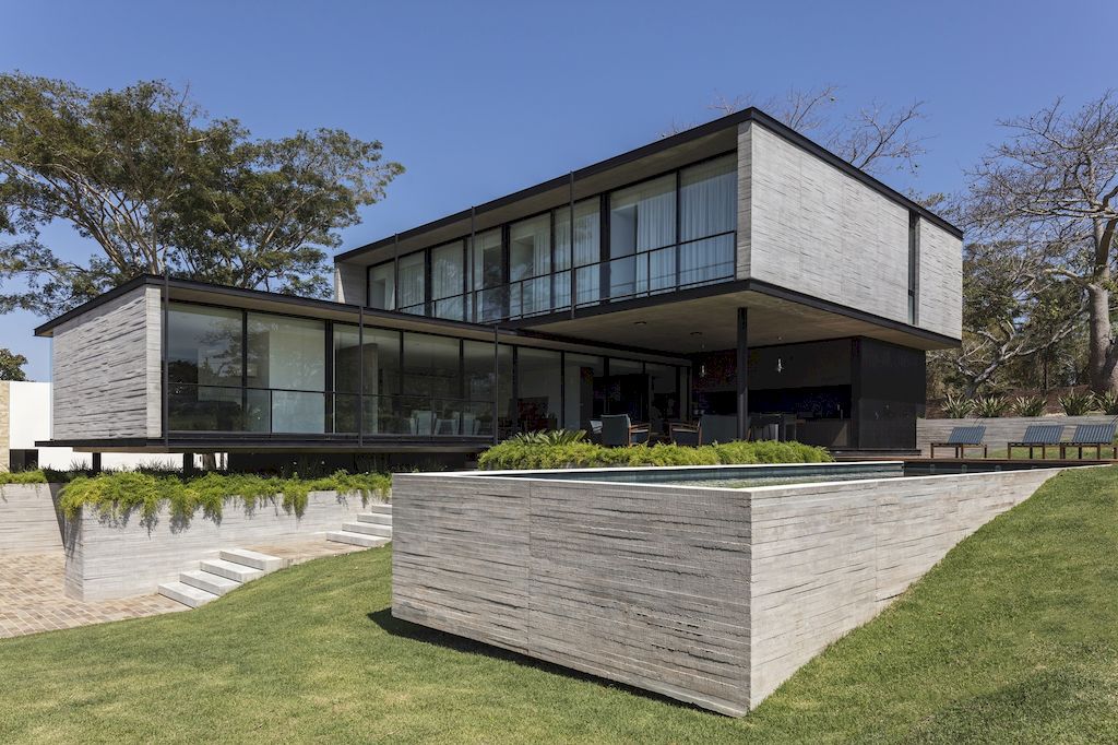 Pomarino House, Integrates Elegance with Panoramic Views by Sommet