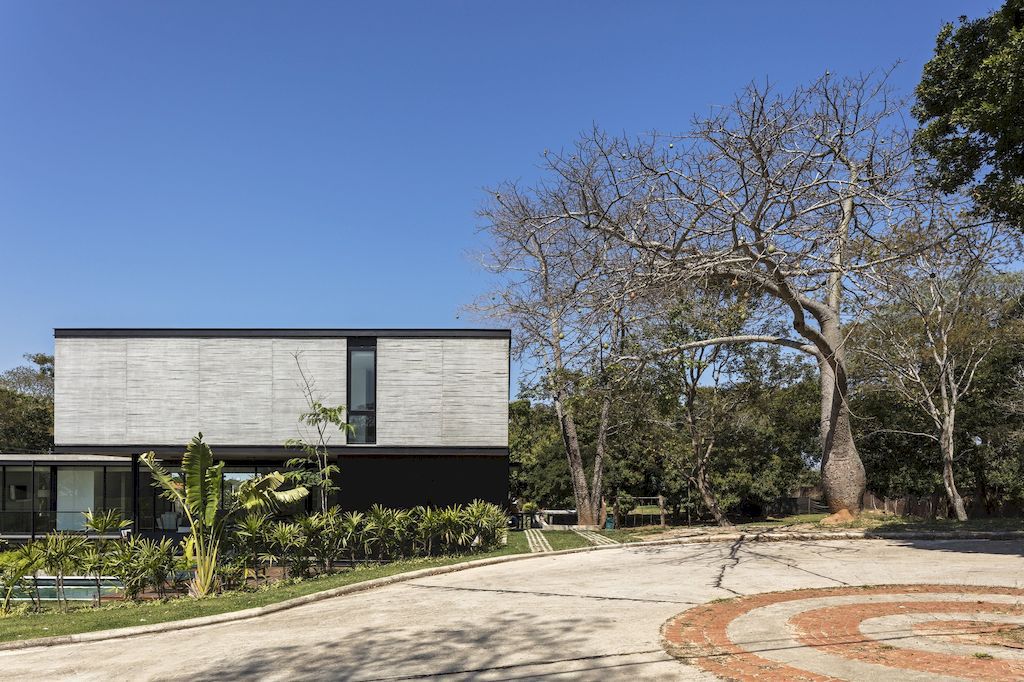 Pomarino House, Integrates Elegance with Panoramic Views by Sommet