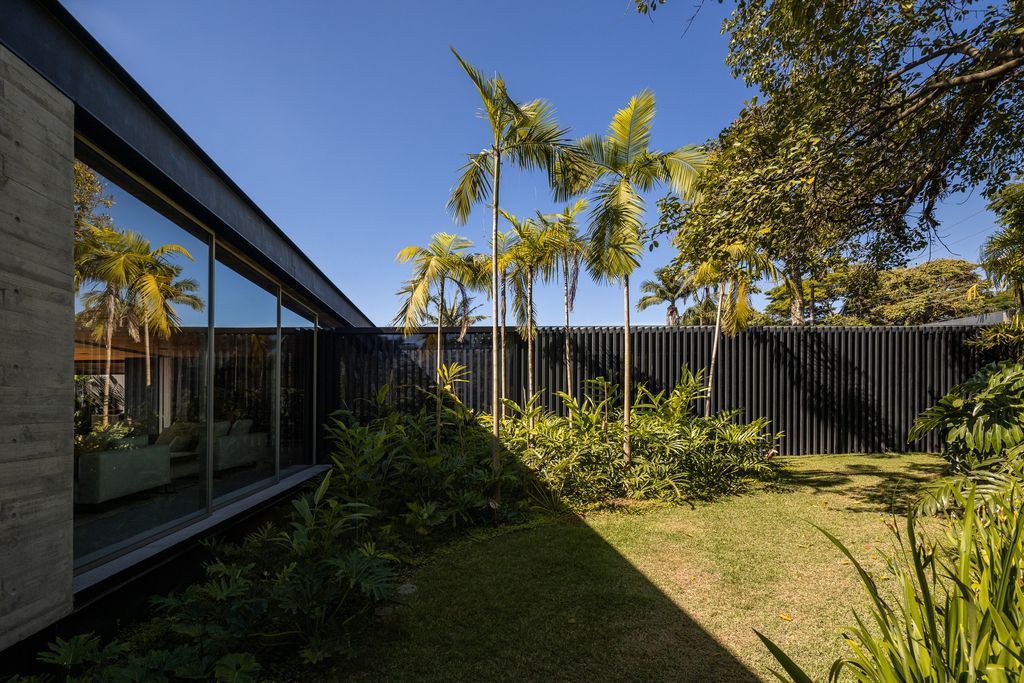 Residence ABC Paulista, Fusion of Geometry and Nature by Gui Mattos