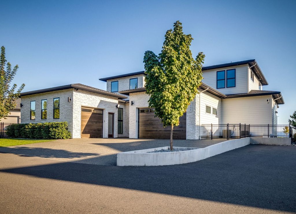 Sweeping Vistas C. Thompson Constructions Masterpiece in Camas Washington for 2.89 Million 2