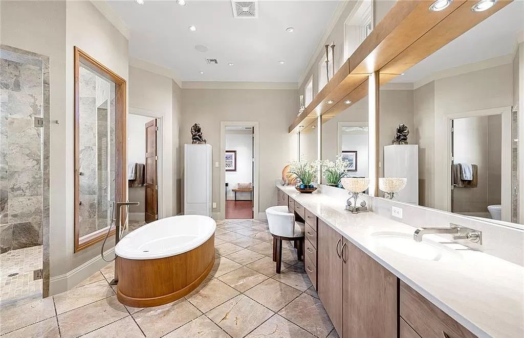 Discover the epitome of luxury living in the heart of Naples at 655 Bougainvillea Rd. This exquisite 7,660-square-foot lakefront estate, crafted by renowned architect John Cooney, boasts a seamless blend of warm tones and minimalist design.