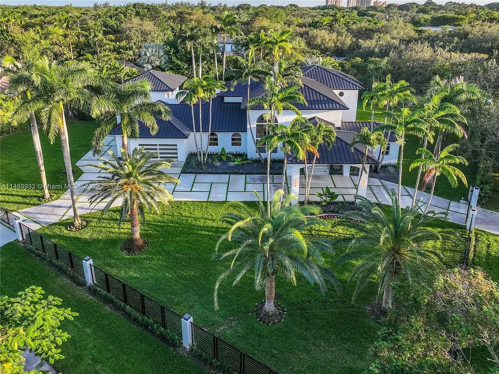 Welcome to the epitome of contemporary luxury living in Pinecrest! This striking newly constructed family compound offers a seamless blend of timeless transitional style and modern functionality. Spanning 7,778 square feet on a lush 0.89-acre lot, this masterpiece features two separate family quarters with flexible spaces, ideal for multi-generational living or personalized workspaces.
