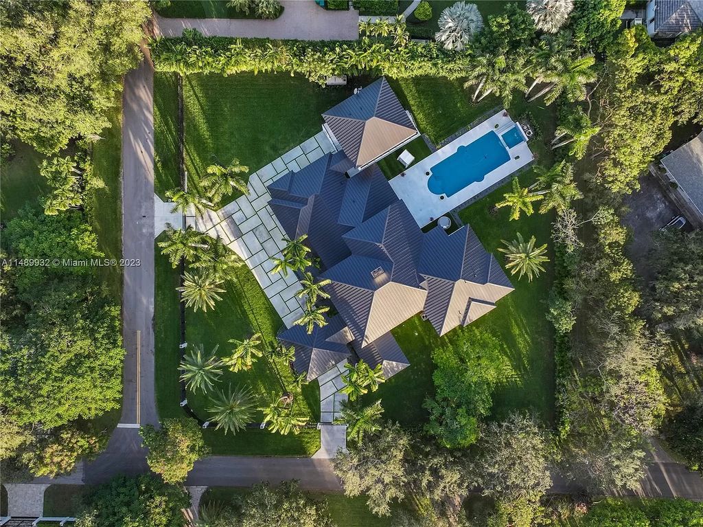 Welcome to the epitome of contemporary luxury living in Pinecrest! This striking newly constructed family compound offers a seamless blend of timeless transitional style and modern functionality. Spanning 7,778 square feet on a lush 0.89-acre lot, this masterpiece features two separate family quarters with flexible spaces, ideal for multi-generational living or personalized workspaces.