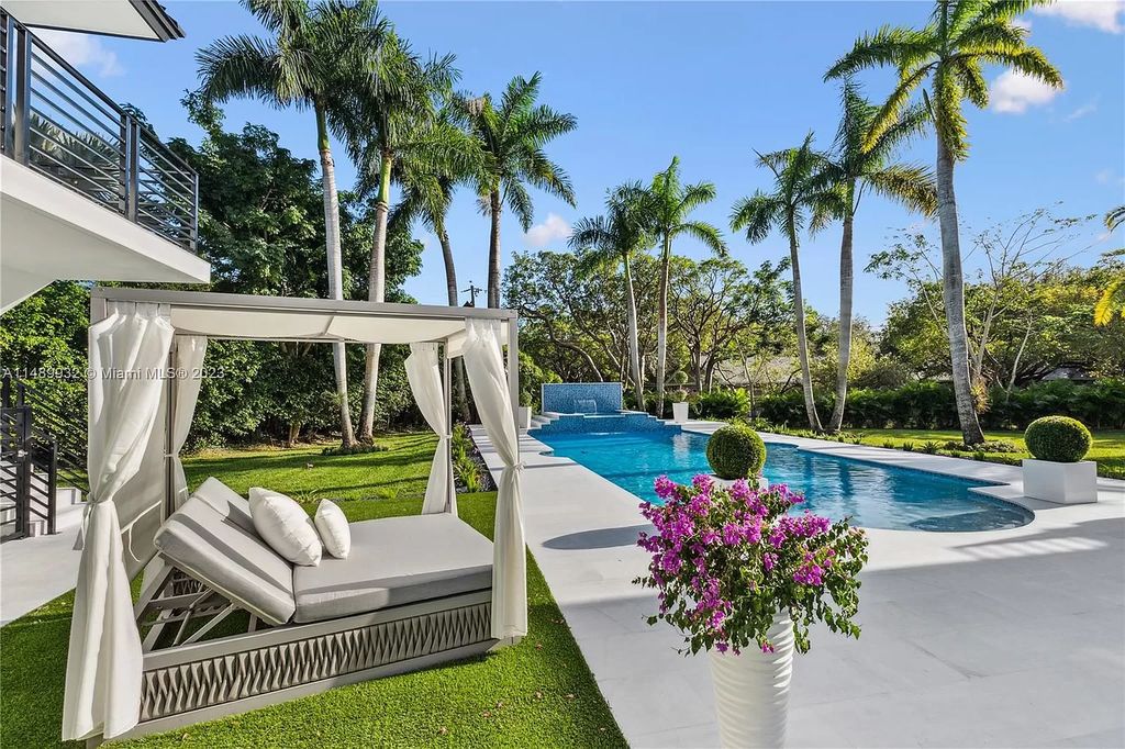 Welcome to the epitome of contemporary luxury living in Pinecrest! This striking newly constructed family compound offers a seamless blend of timeless transitional style and modern functionality. Spanning 7,778 square feet on a lush 0.89-acre lot, this masterpiece features two separate family quarters with flexible spaces, ideal for multi-generational living or personalized workspaces.