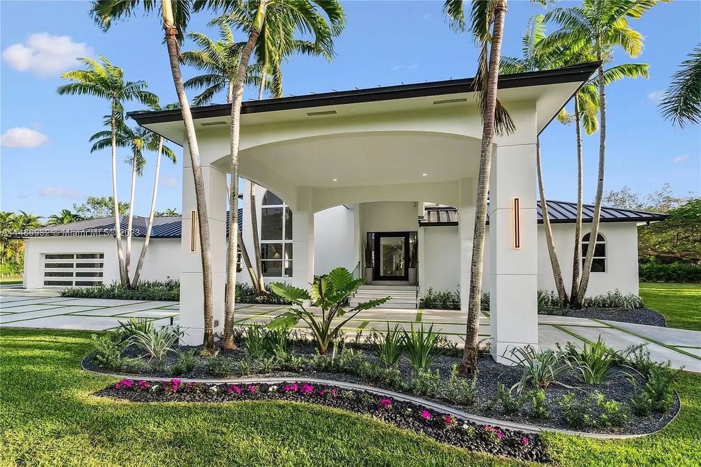 Welcome to the epitome of contemporary luxury living in Pinecrest! This striking newly constructed family compound offers a seamless blend of timeless transitional style and modern functionality. Spanning 7,778 square feet on a lush 0.89-acre lot, this masterpiece features two separate family quarters with flexible spaces, ideal for multi-generational living or personalized workspaces.