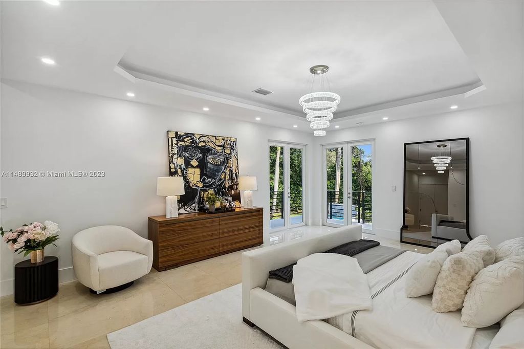 Welcome to the epitome of contemporary luxury living in Pinecrest! This striking newly constructed family compound offers a seamless blend of timeless transitional style and modern functionality. Spanning 7,778 square feet on a lush 0.89-acre lot, this masterpiece features two separate family quarters with flexible spaces, ideal for multi-generational living or personalized workspaces.