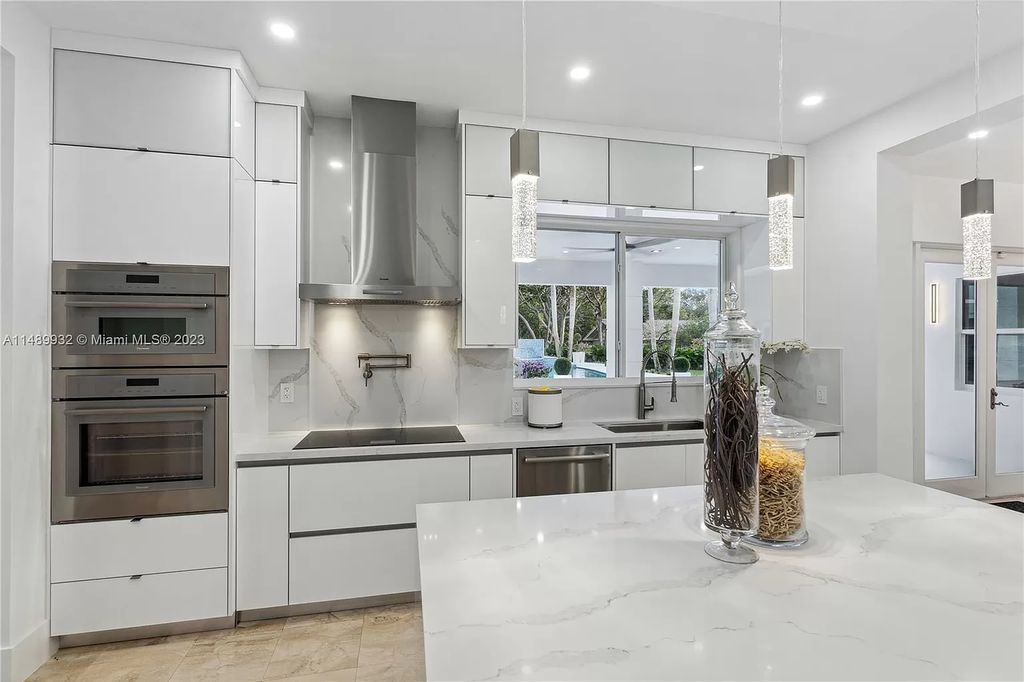 Welcome to the epitome of contemporary luxury living in Pinecrest! This striking newly constructed family compound offers a seamless blend of timeless transitional style and modern functionality. Spanning 7,778 square feet on a lush 0.89-acre lot, this masterpiece features two separate family quarters with flexible spaces, ideal for multi-generational living or personalized workspaces.