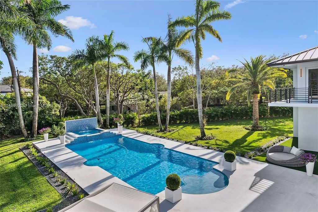 Welcome to the epitome of contemporary luxury living in Pinecrest! This striking newly constructed family compound offers a seamless blend of timeless transitional style and modern functionality. Spanning 7,778 square feet on a lush 0.89-acre lot, this masterpiece features two separate family quarters with flexible spaces, ideal for multi-generational living or personalized workspaces.